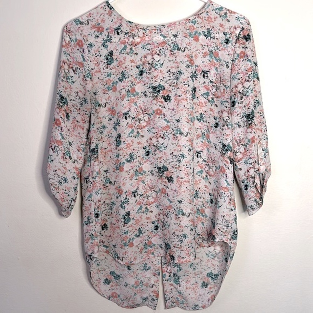 Pink Republic Blouse Womens Medium Peach Ivory Floral Split Back Hi Low Roll Tab